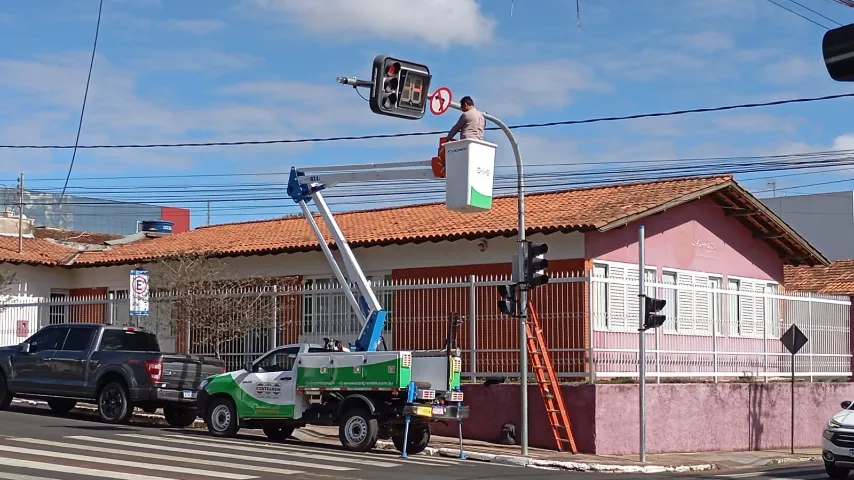 Semáforos do Centro de Araxá passam por manutenção preventiva